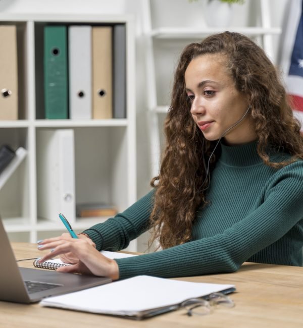 medium-shot-girl-with-headphones-laptop-indoors